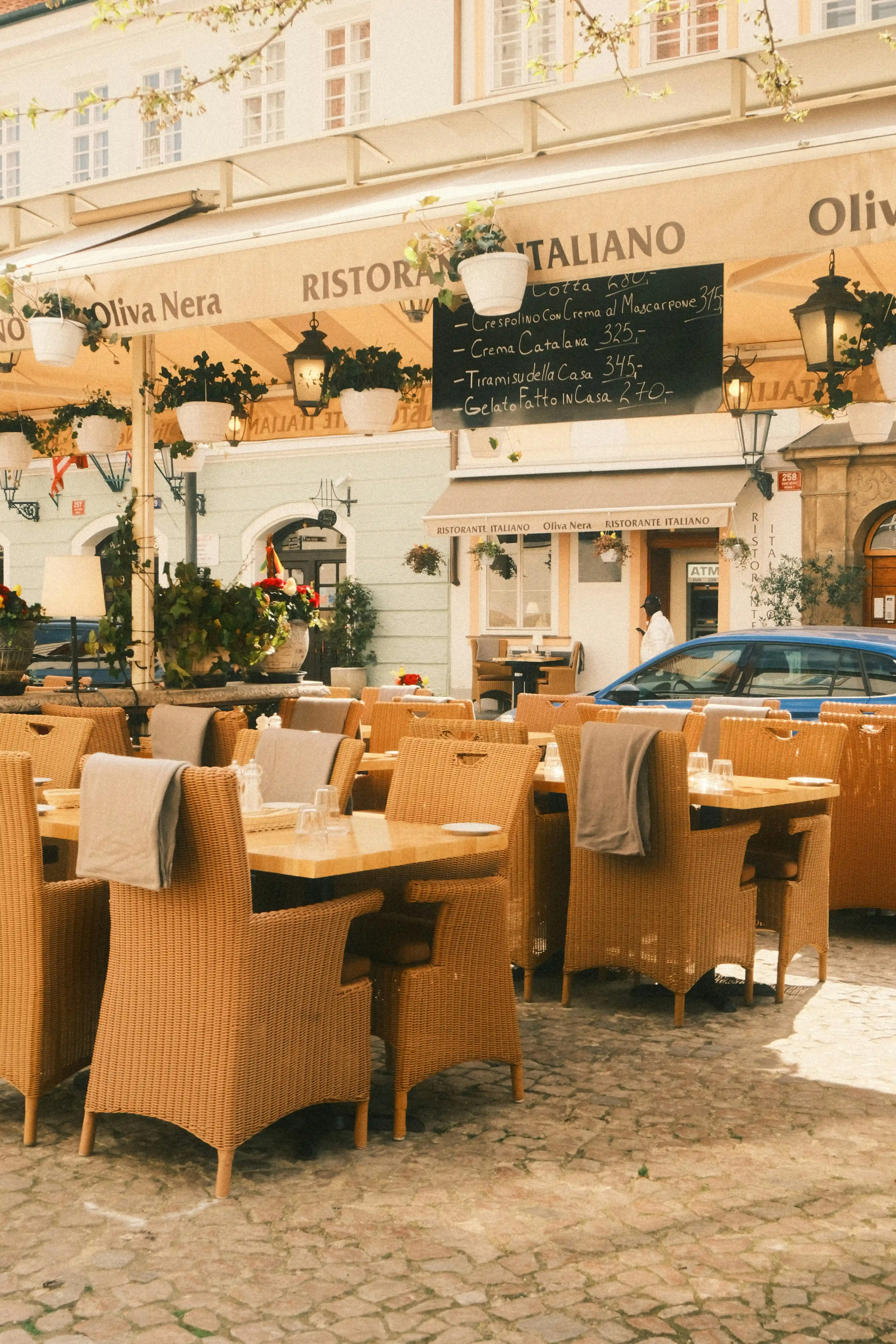  Cafés & Restaurants